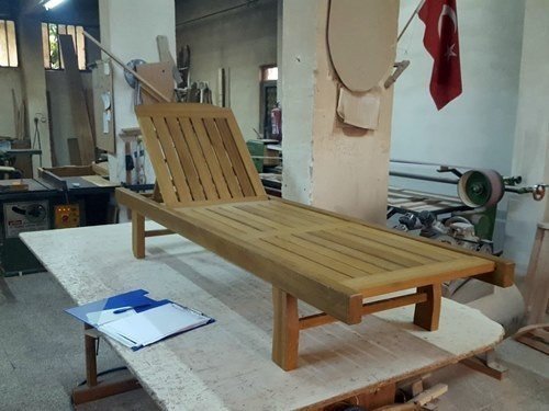 Ağaç Masif Ahşap Şezlong İmalattan Satış Noktası 02164052525 - 02164052545 - 05539554343
İROKO DECK, KAYIN, ÇAM AĞACI gibi kolay kolay bozulma yapmayan 1.sınıf fırınlı ağaçlardan imal edilmiştir. yaz aylarında sahil veya havuz kenarlarında uzanmak ve güneşlenmek için gerekli olan baş kısmı yukarı aşağı 4 kademeli hareket eden uzanma ve dinlenme şezlongu