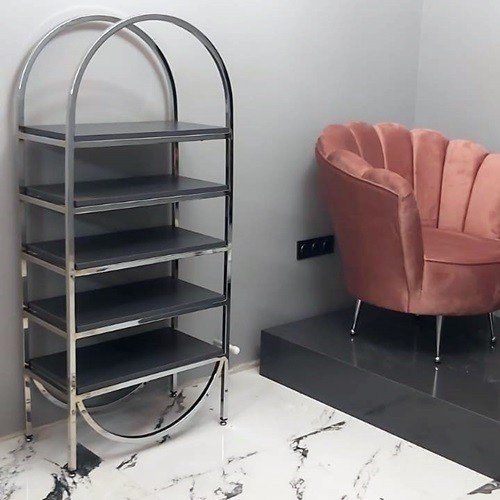 güzellik merkezi pedikür ve manikür oje rafı