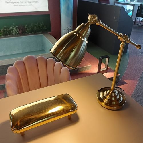 Gold renk manikür masası çalışma lambası