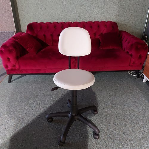 Sırtlıklı beyaz renk tekerlekli hekim taburesi