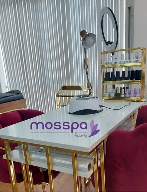 Protez tırnak masası ve oje rafı