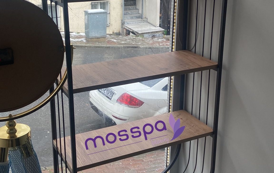 Siyah kozmetik malzeme rafı