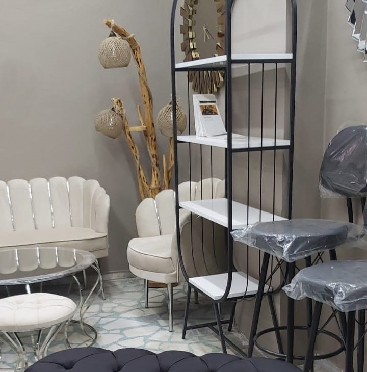 Siyah güzellik kozmetik malzeme rafı