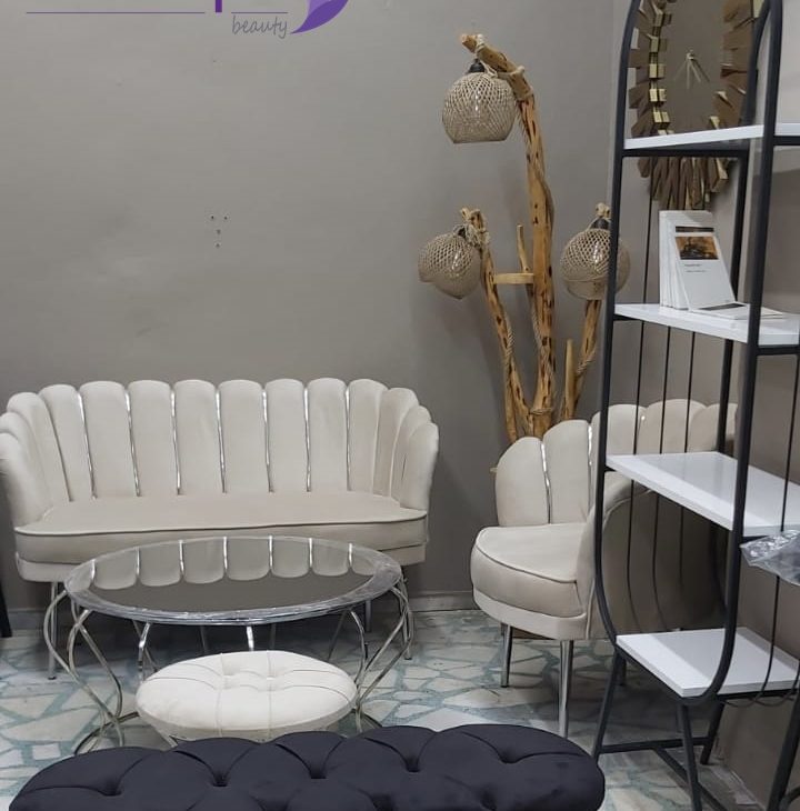 Siyah güzellik salonu kozmetik malzeme rafı