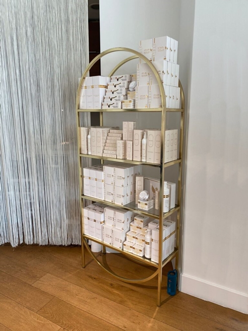 guzellik-merkezi-sabit-ayakli-kozmetik-gold-metal-malzeme-rafi